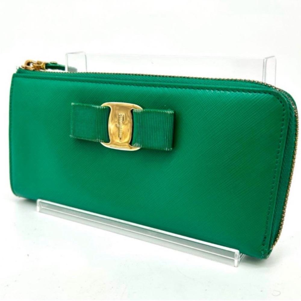 Salvatore Ferragamo Vara Ribbon Green Wallet Saffiano Leather L Shape Zip & Box